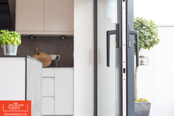 air-lift-and-slide-aluminium-doors-close-up-off-handle-and-mechanism