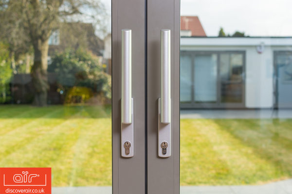 air-lift-and-slide-aluminium-sliding-doors-600LS-close-up-of-handles