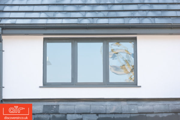 dark-grey-air-MOD-Flush-aluminium-windows-close-up-of-single-window